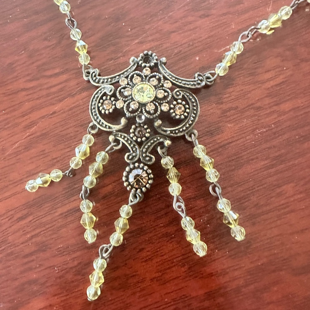 Elegant Pendant Necklace - Costume Jewelry - 18”. Beautiful‎